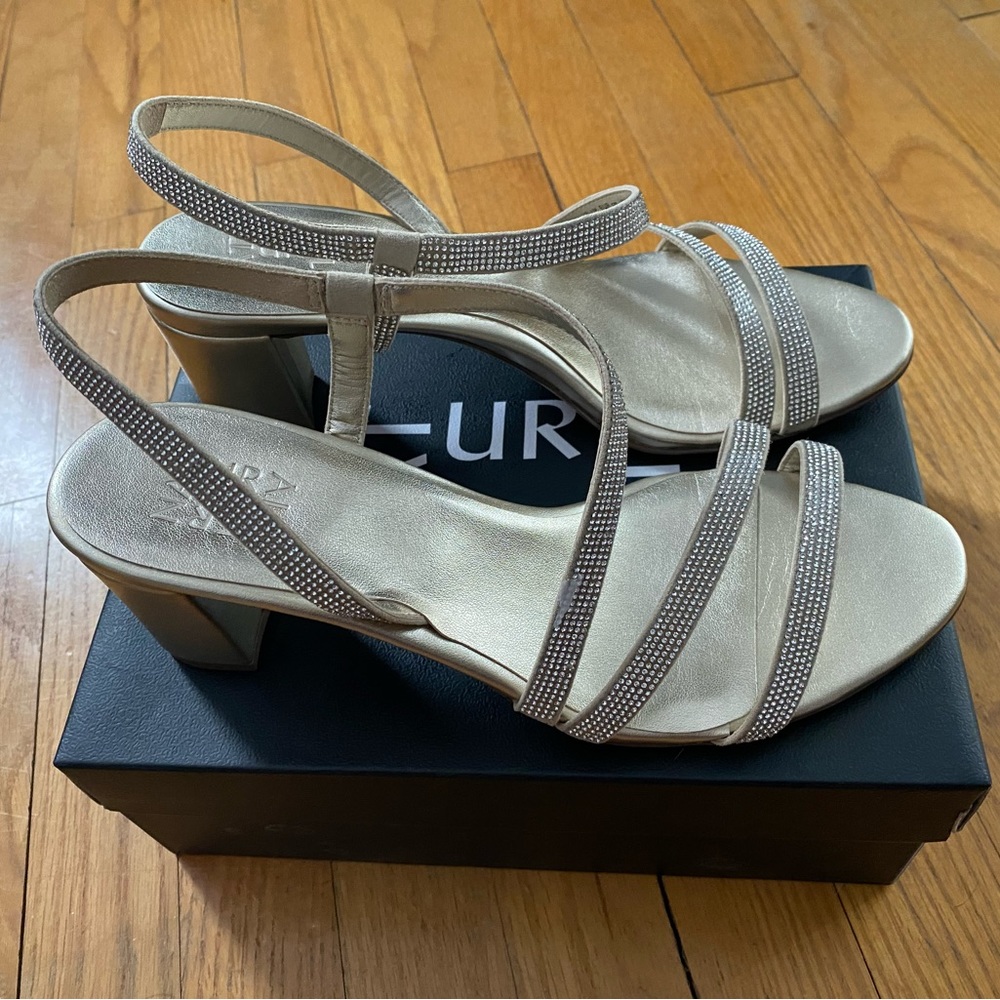 Naturalizer Vanessa block heel 9 champagne